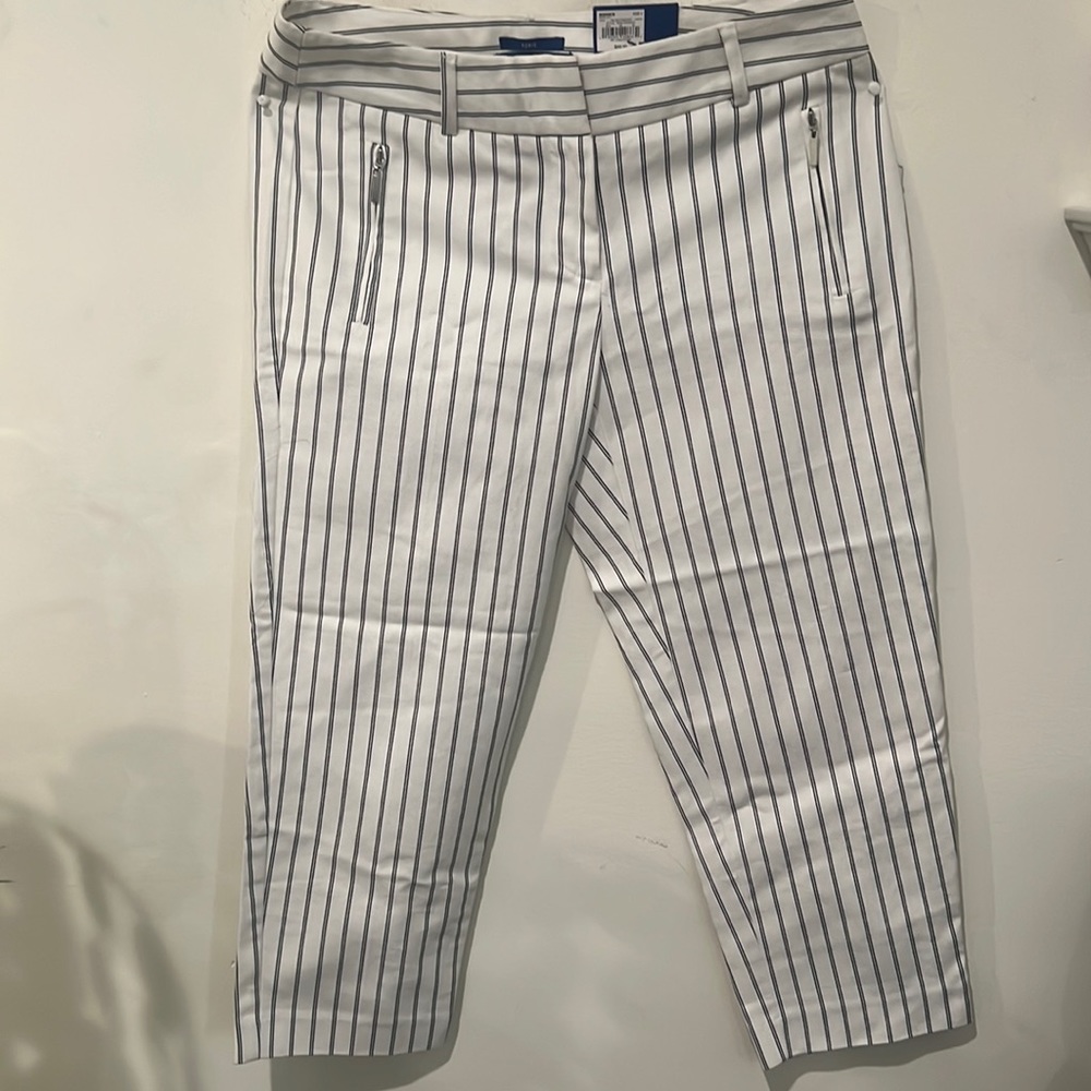 White & black business or casual pants. Ankle cut with zipper pockets.